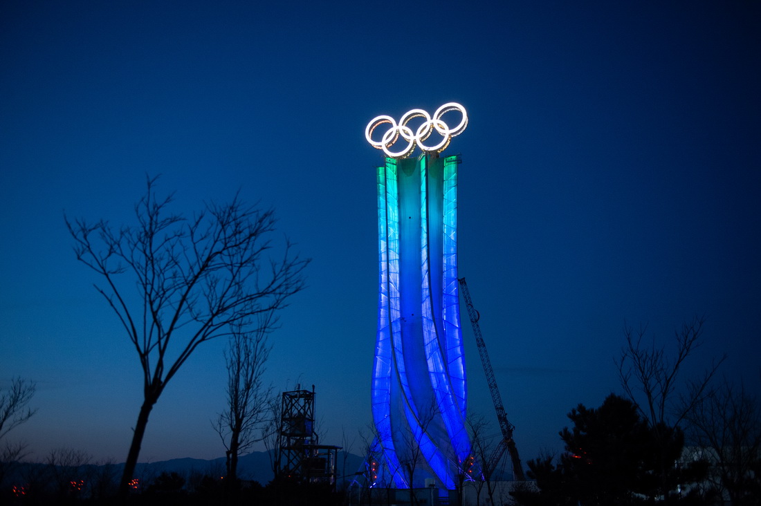 这是1月26日拍摄的亮灯的海陀塔。