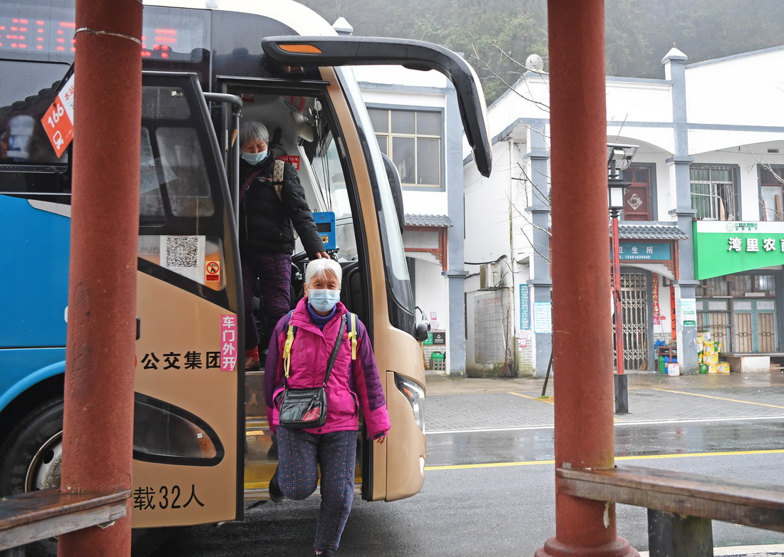 166路公交車到達山區紅星村站（1月26日攝）。