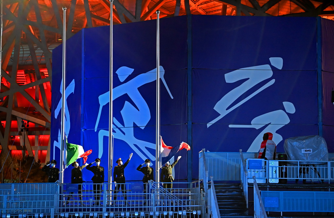 1月27日晚間，旗手在頒獎流程演練中升旗。