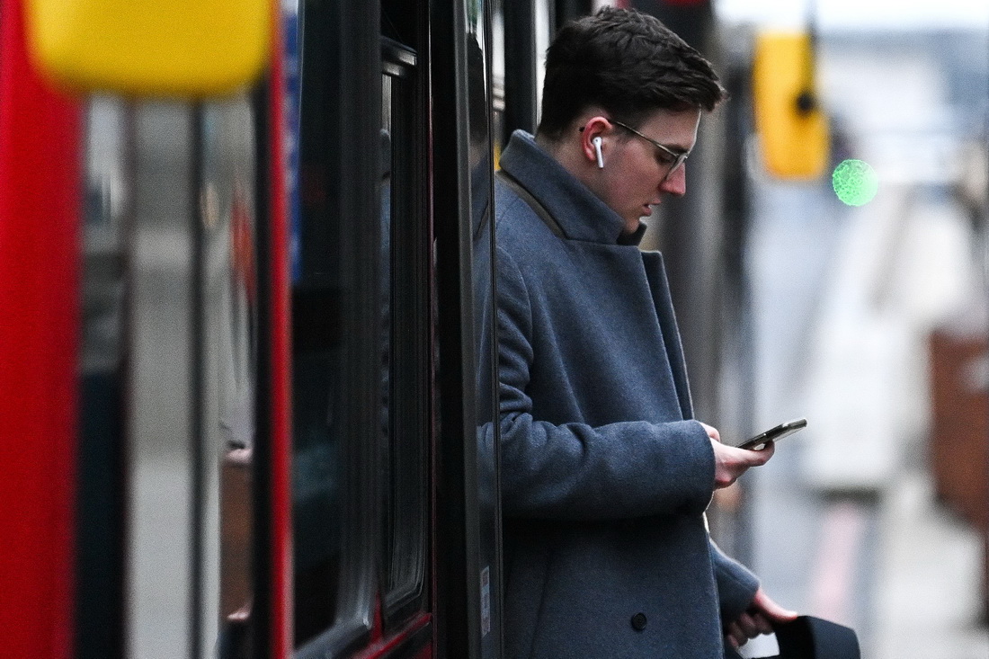 1月27日，在英國倫敦，一名男子走下公交車。