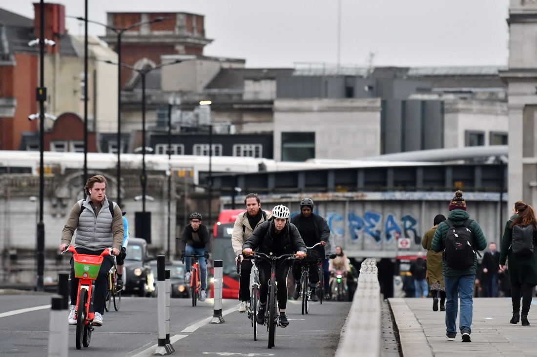 1月27日，人們在英國倫敦街頭騎自行車。