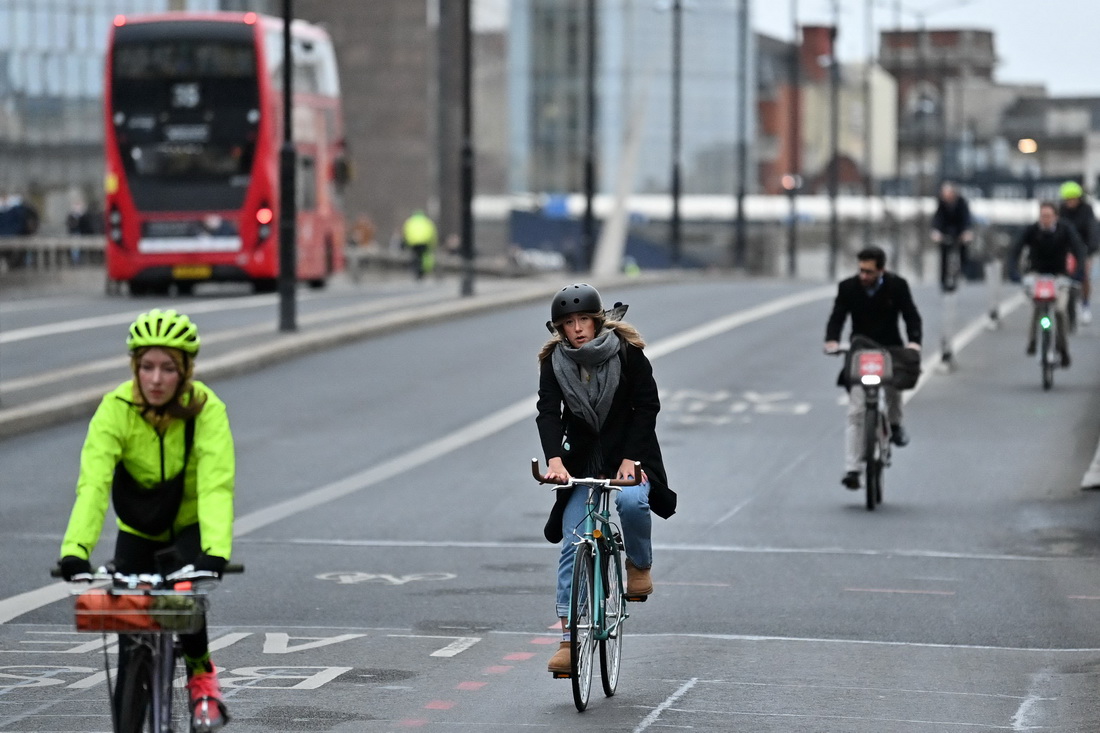 1月27日，人們在英國倫敦街頭騎自行車。