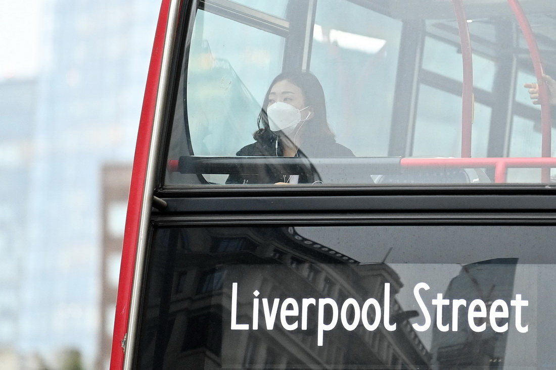 1月27日，在英國倫敦，一名戴口罩的女子乘坐公交車。