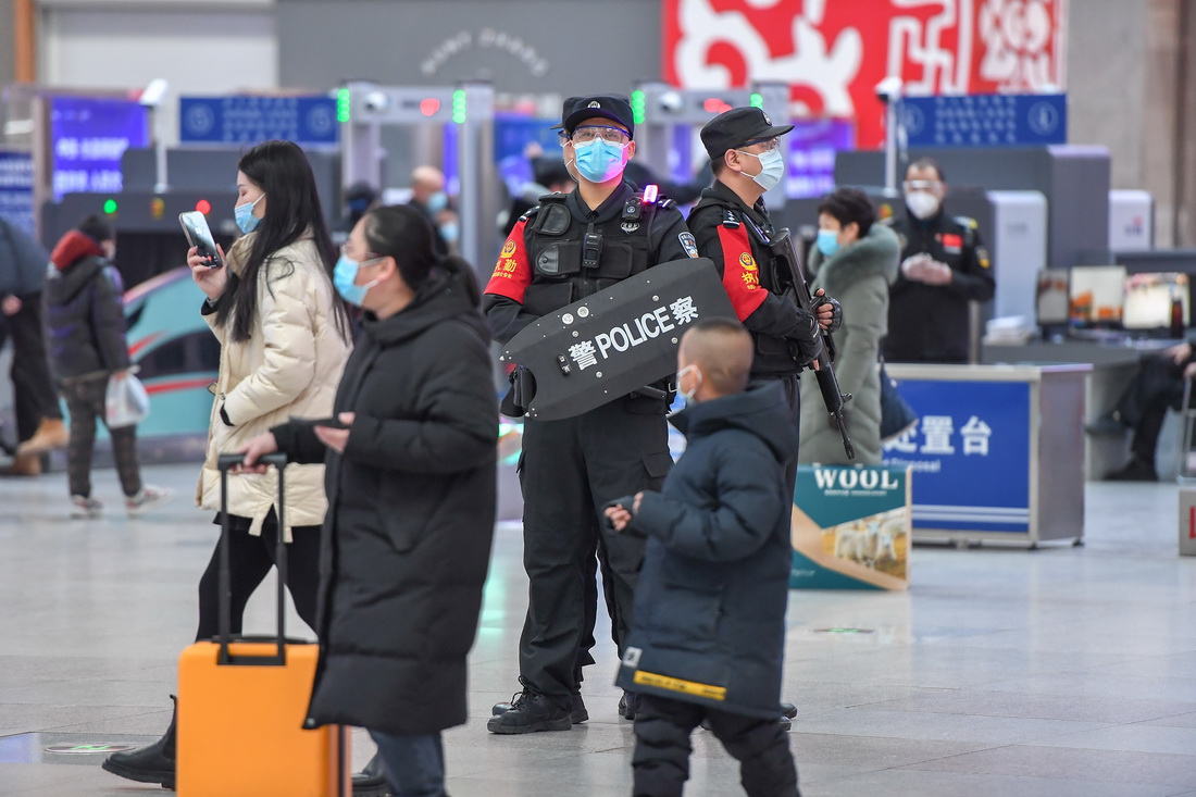 1月20日，在長春火車站候車大廳，馬宇航（后中）與同事一起巡邏。