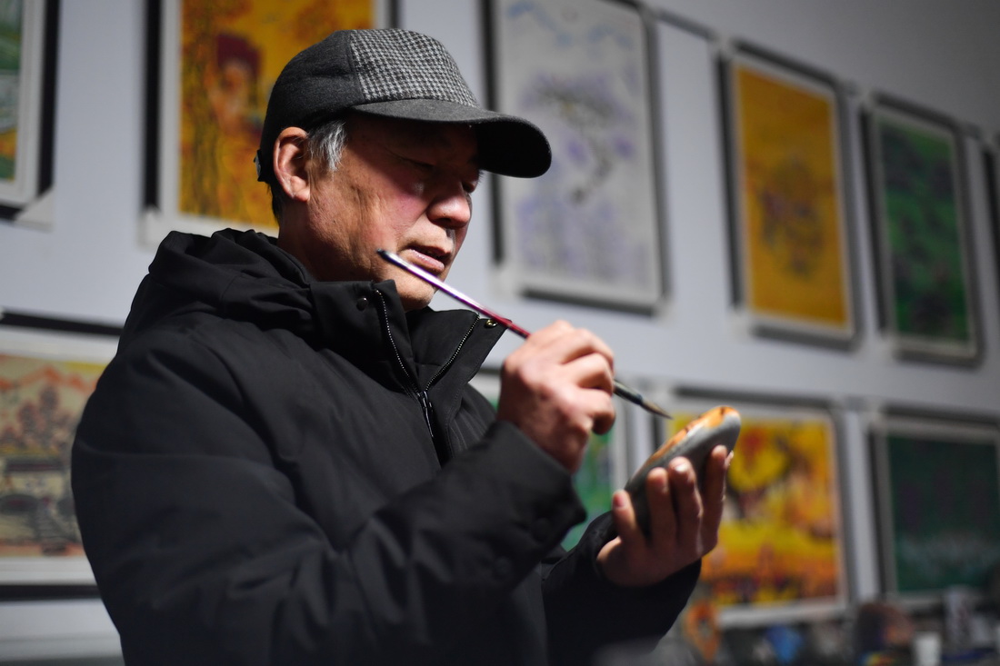 1月27日，農民畫家張青義在工作室進行創作。