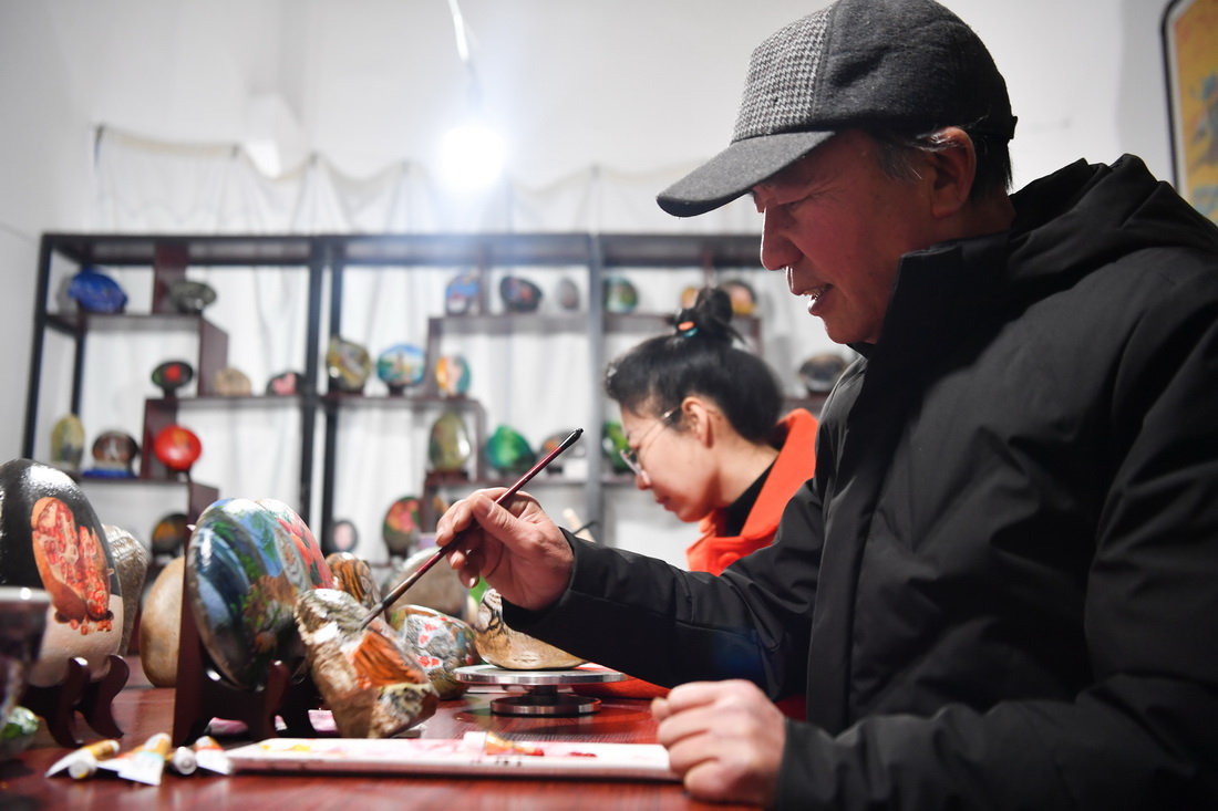 1月27日，農民畫家張青義（右）、張娟在工作室進行創作。