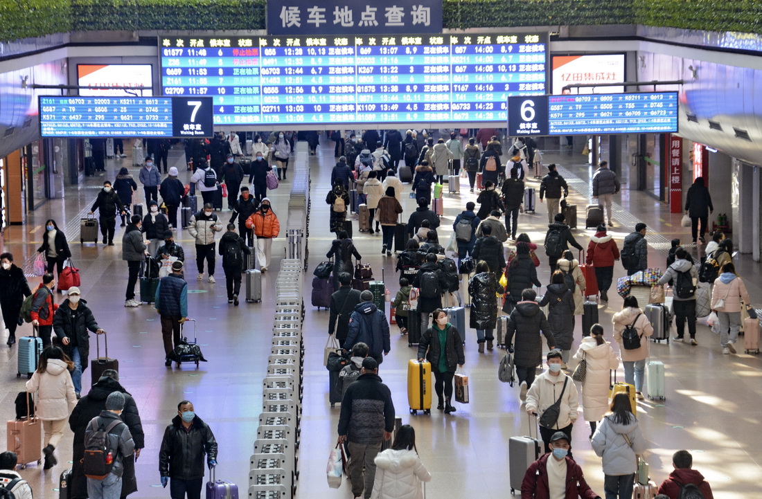1月28日，旅客在北京西站准備乘車出行。