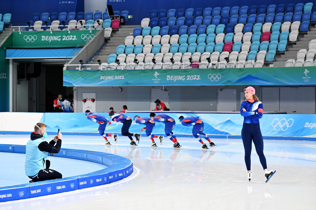 1月28日，一名俄羅斯奧委會速度滑冰運動員（右）訓練后在冰面留影。新華社記者 王建威 攝