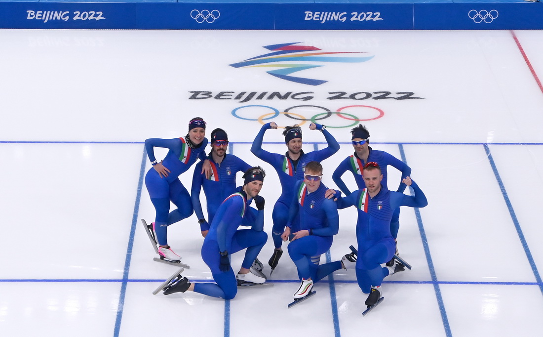 1月28日，意大利速度滑冰運動員以北京冬奧會會徽為背景合影。新華社記者 武巍 攝