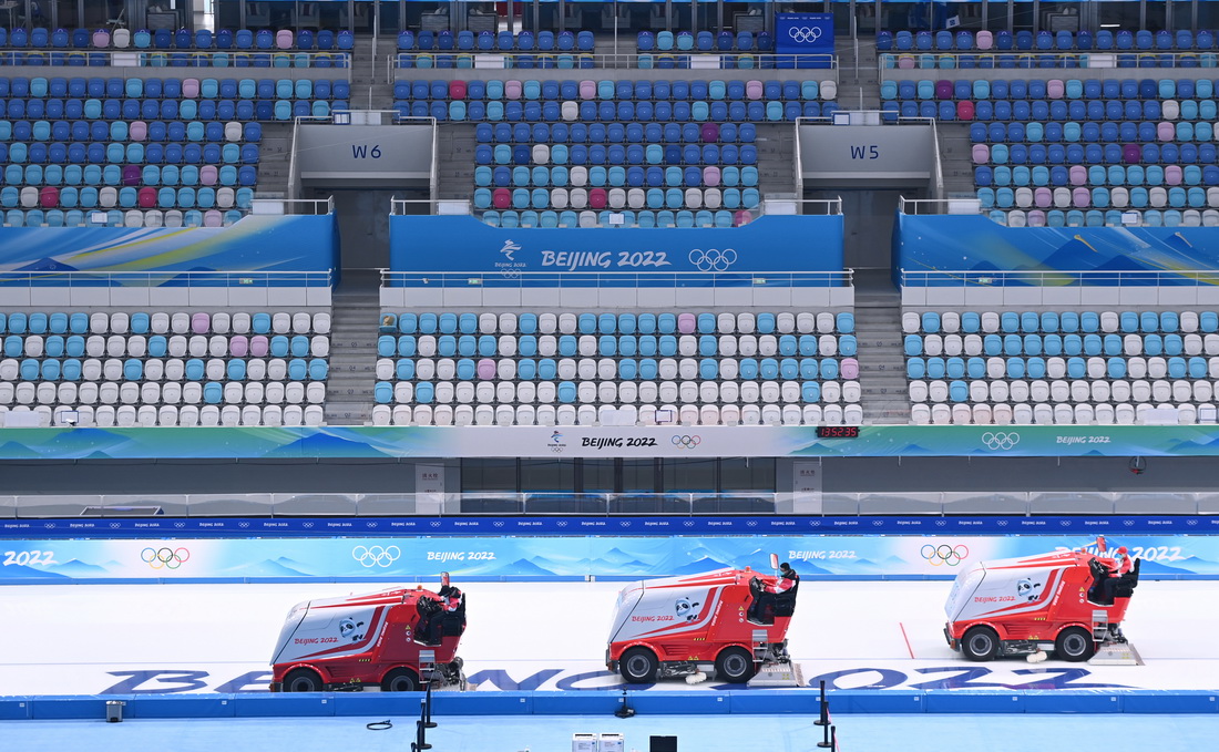 1月28日，澆冰車在國家速滑館工作。新華社記者 武巍 攝