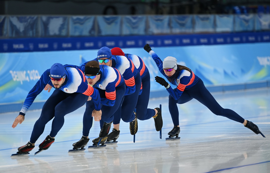 1月28日，俄羅斯奧委會速度滑冰運動員在國家速滑館訓練。新華社記者 武巍 攝