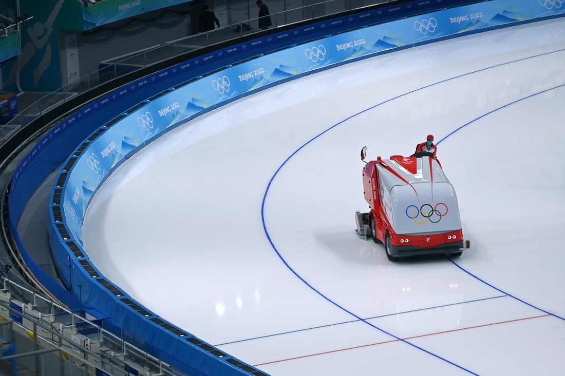 1月28日，澆冰車在國家速滑館工作。新華社記者 武巍 攝