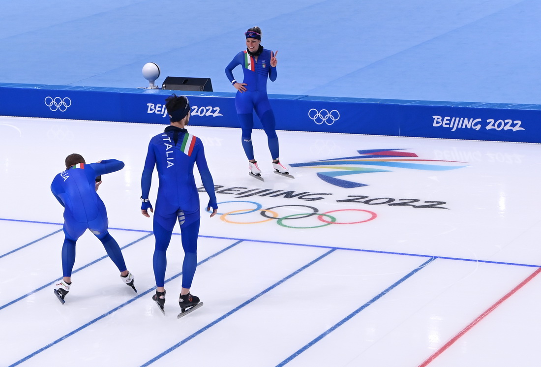 1月28日，意大利速度滑冰運動員以北京冬奧會會徽為背景留影。新華社記者 武巍 攝