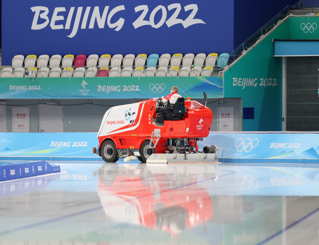 1月28日，澆冰車在訓練間隙進行澆冰作業。新華社記者 丁旭 攝