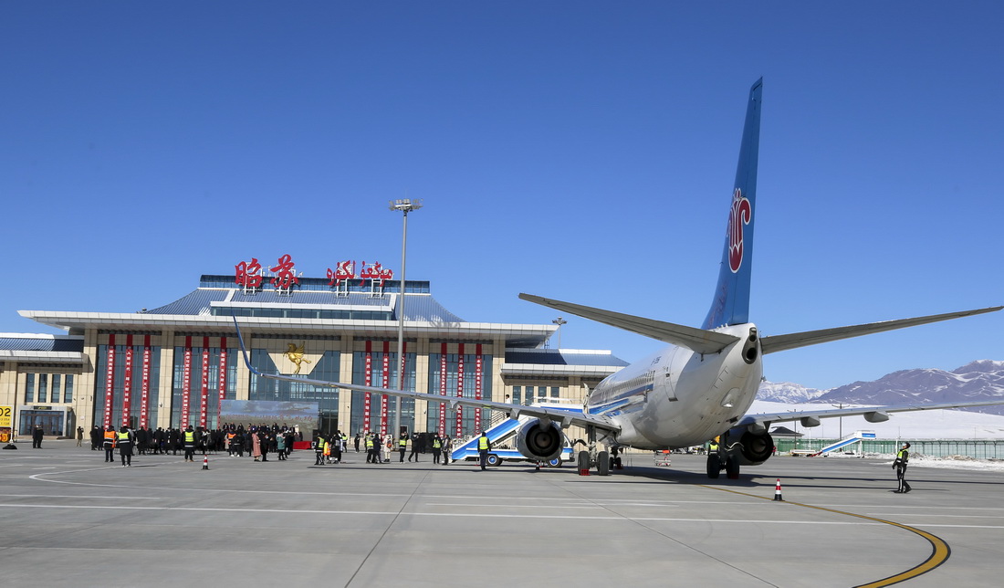 新疆首個高原機場完成首飛