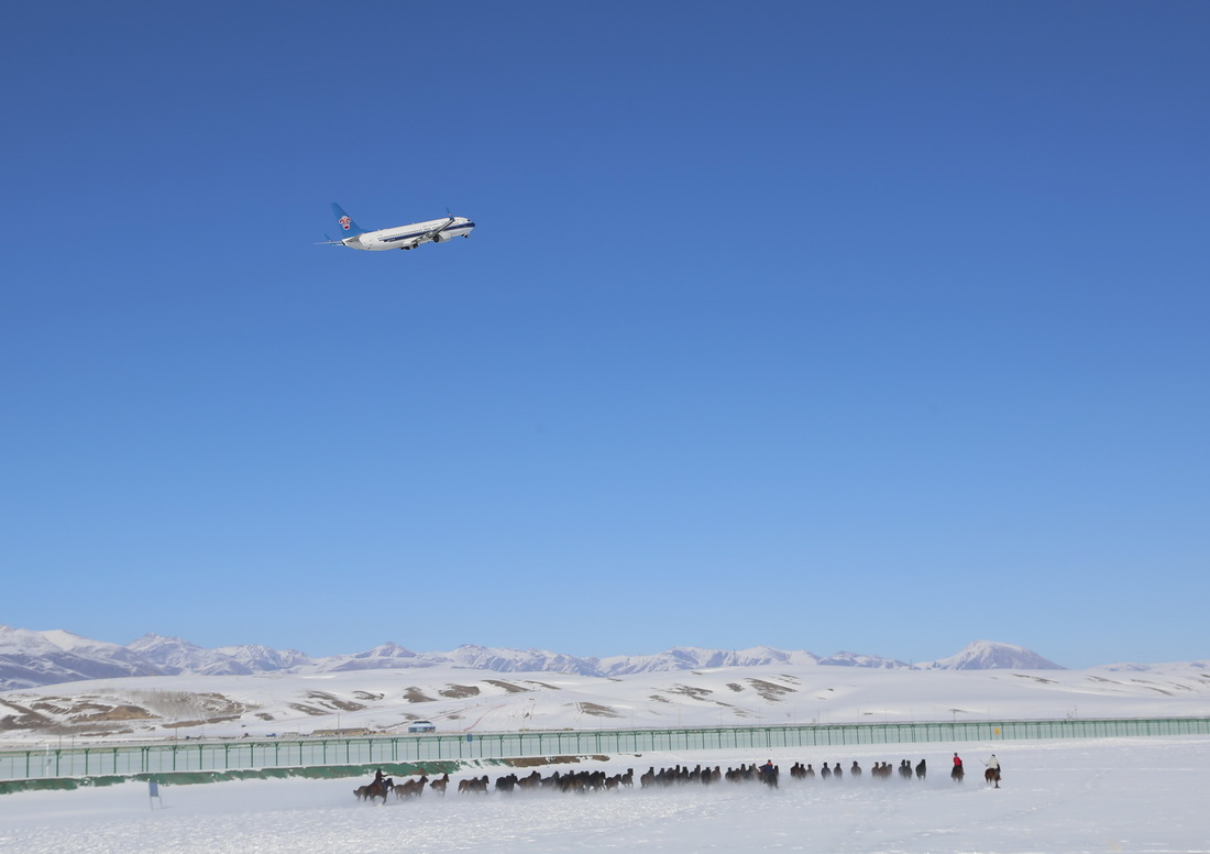 新疆首个高原机场完成首飞 即将正式投入运营