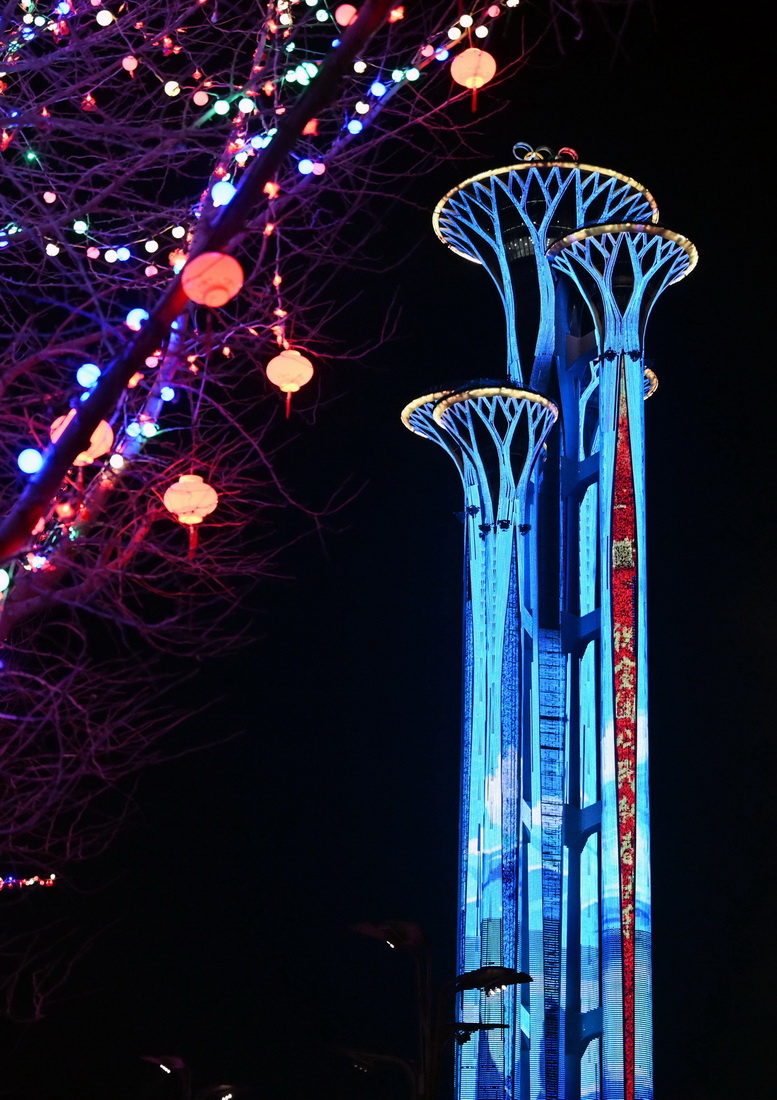 這是1月29日晚拍攝的奧林匹克塔的燈光秀。新華社記者 馬寧 攝