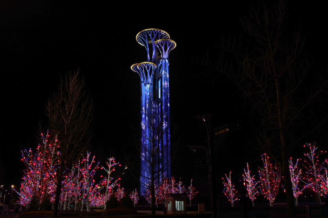 這是1月29日晚拍攝的奧林匹克塔的燈光秀。新華社記者 丁旭 攝