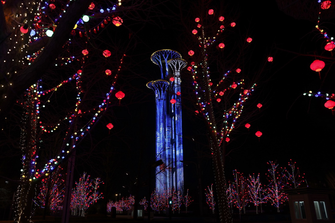 這是1月29日晚拍攝的奧林匹克塔的燈光秀。新華社記者 丁旭 攝