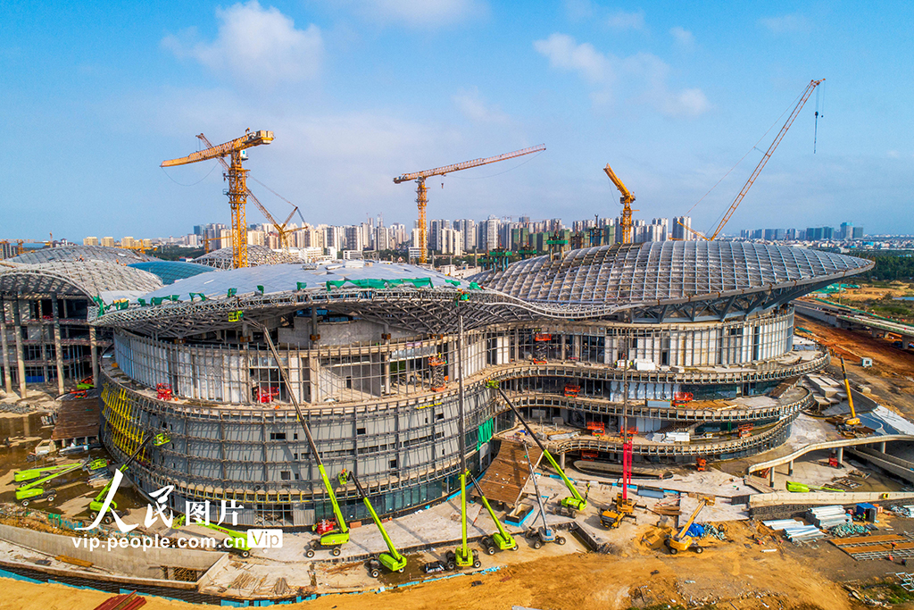 2022年1月29日，海口市國際免稅城項目工人們正在進行屋面網架、外立面幕牆施工。