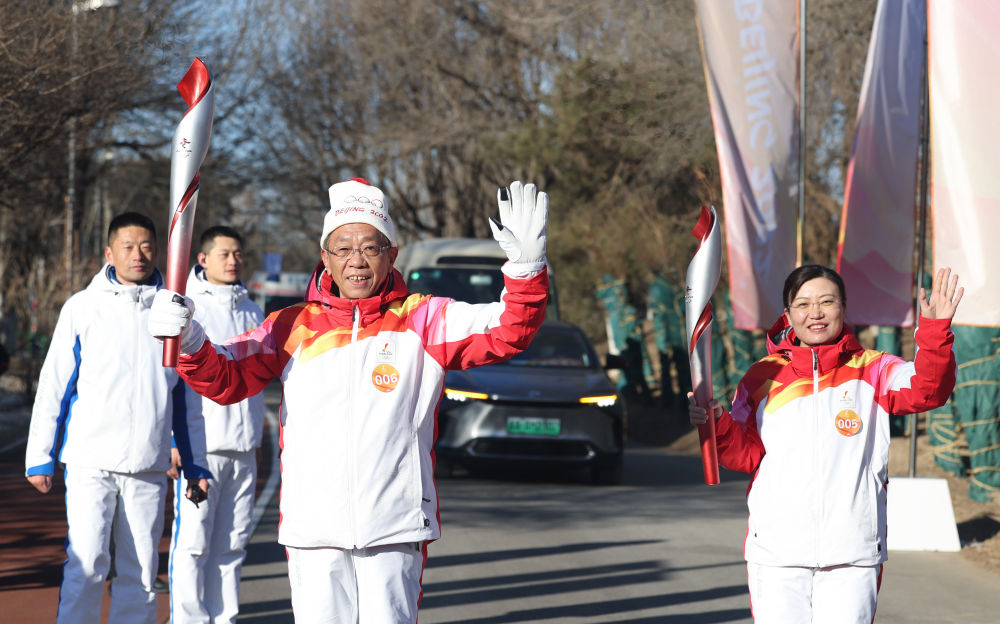 2月2日，火炬手劉志杰（前左）和張潤秋在火炬傳遞中。新華社記者 賈浩成 攝