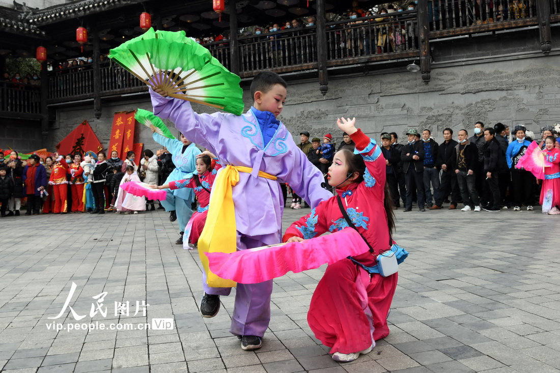 2月3日，湖南省湘西土家族苗族自治州吉首市乾州古城，小演員在乾州春會上表演地方傳統花燈戲。