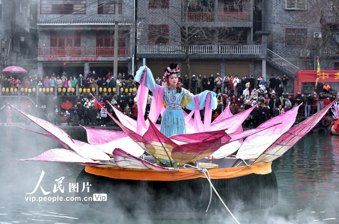2月3日，湖南省湘西土家族苗族自治州吉首市乾州古城，苗家姑娘在乾州春會上演繹“荷花仙子”。