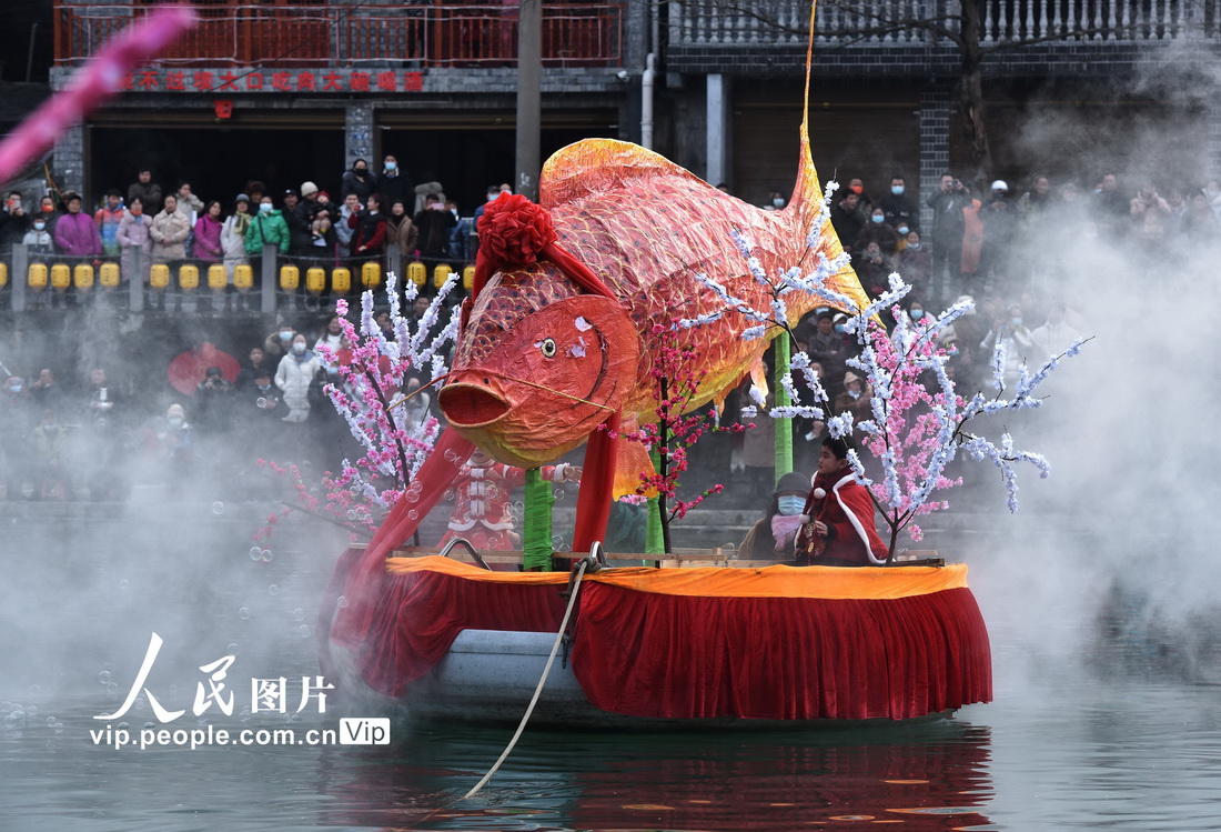 2月3日，湖南省湘西土家族苗族自治州吉首市乾州古城，民間藝人在乾州春會上展示“年年有余”吉祥物。