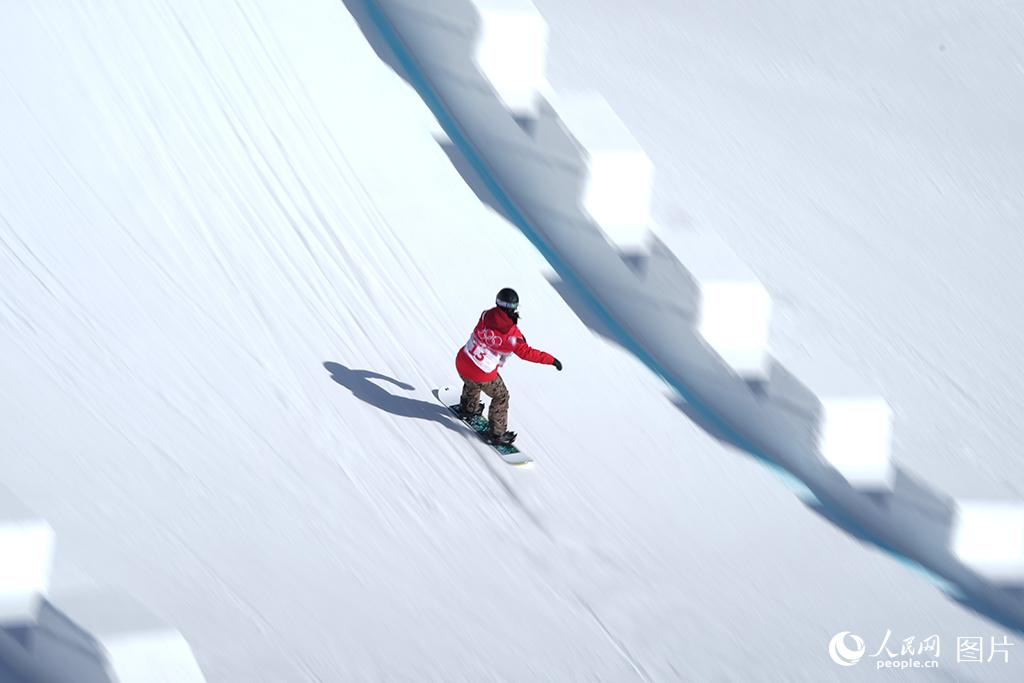 運動員在雲頂公園滑雪場進行單板滑雪坡面障礙訓練。
