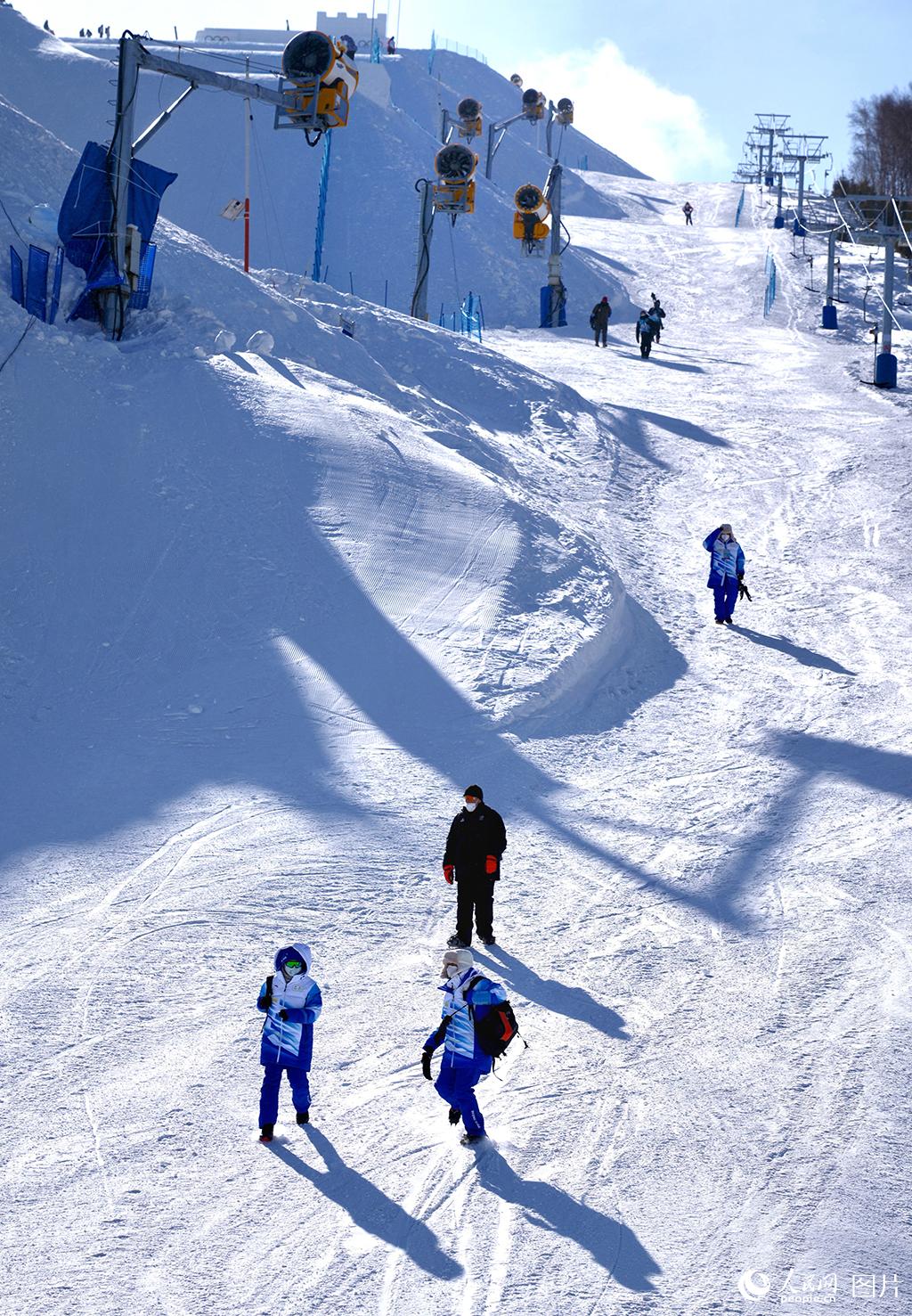 雲頂滑雪公園志願者走下從服務點位。