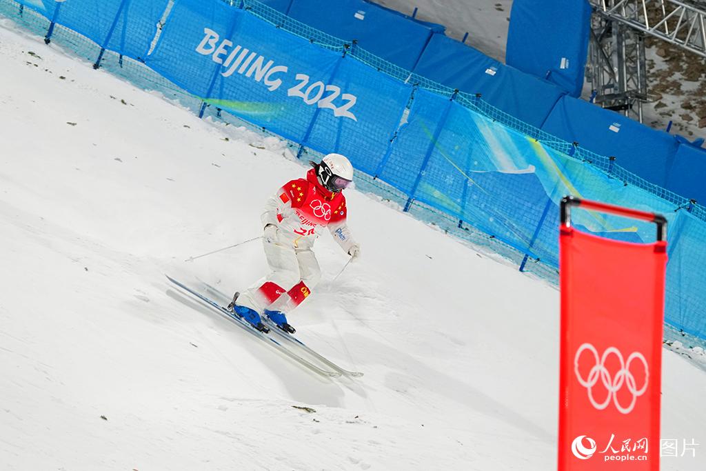 2月3日晚，北京冬奧會自由式滑雪雪上技巧女子資格賽第一輪比賽在張家口賽區舉行，這是北京冬奧會首個進行的雪上項目比賽。圖為中國隊選手李楠在比賽中。人民網記者蔣雨師攝