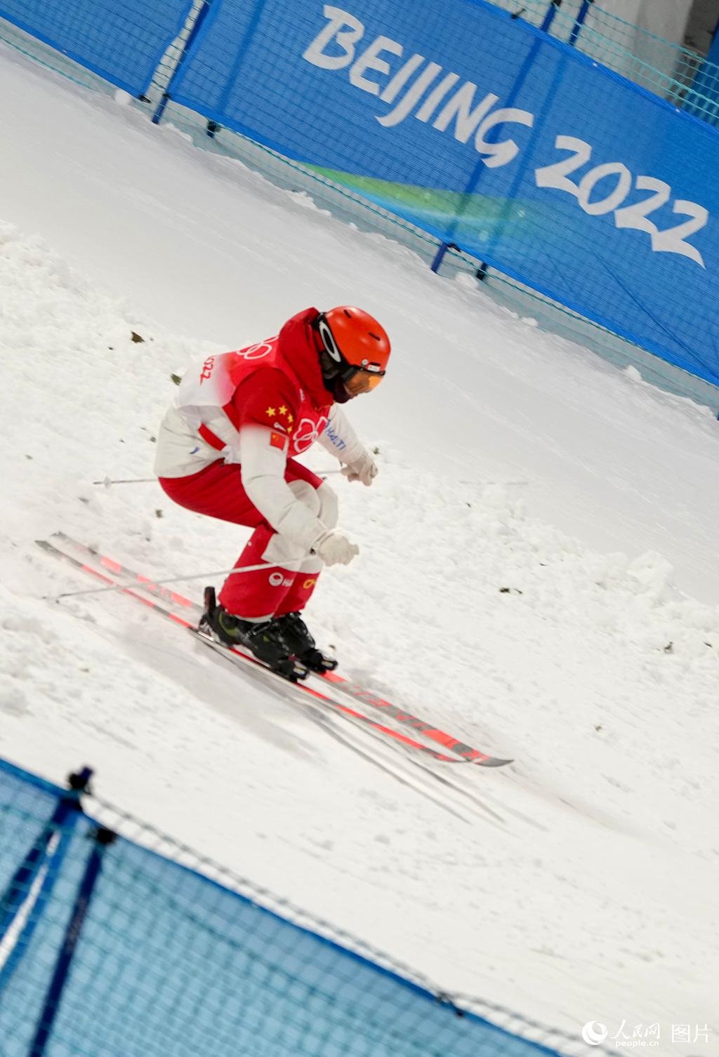 2月3日晚，北京冬奧會自由式滑雪雪上技巧男子資格賽第一輪比賽在張家口賽區舉行，圖為中國隊選手趙洋在比賽中起跳騰空展示空中技術動作和落地瞬間。這是冬奧歷史上該項目的首位中國選手。人民網記者蔣雨師攝