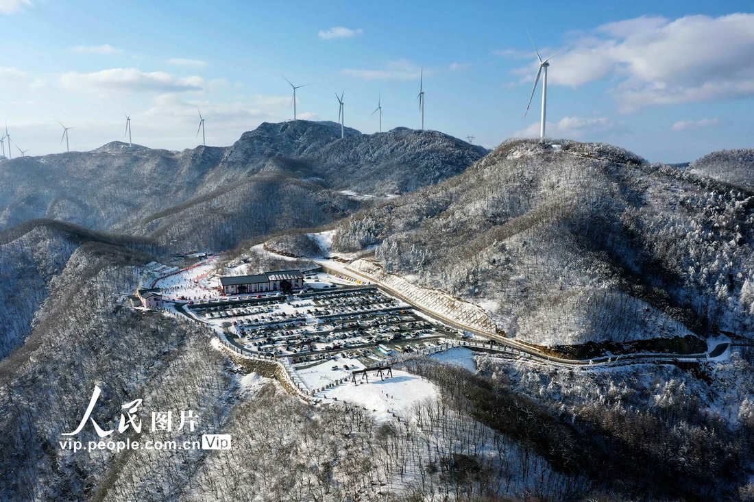 2022年2月3日拍攝的湖北省襄陽市保康縣后坪鎮橫沖風力發電場。