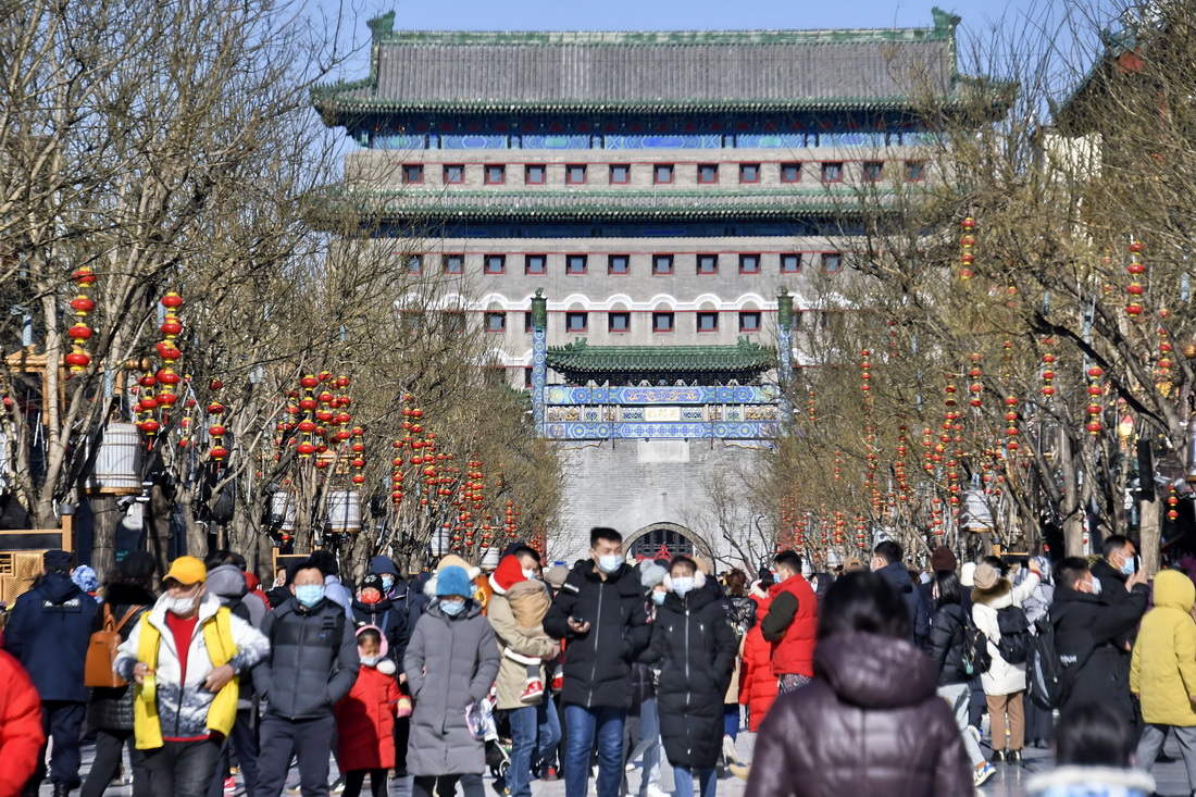 2月4日，游人在北京前門大街游覽。新華社記者 李欣 攝