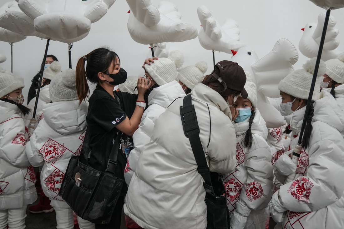 1月27日，化妝師在給參加彩排的“小鴿子們”補妝。新華社記者 彭子洋 攝