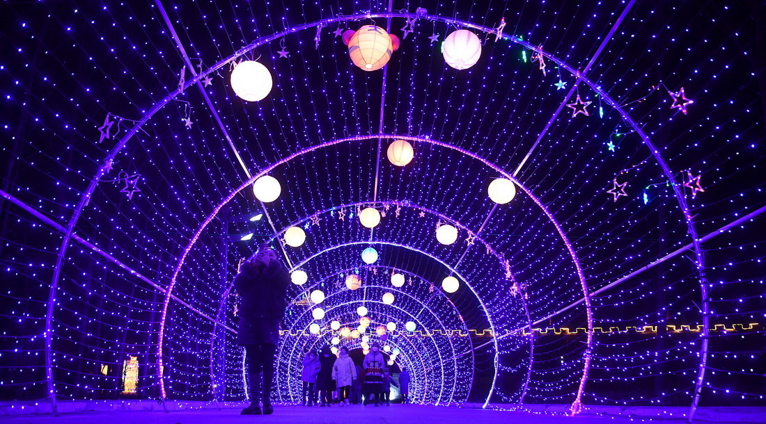 游客在銀川市黃河橫城旅游度假區觀看花燈展（2月5日攝）。