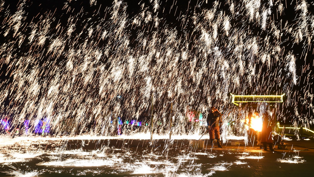 民俗藝人在銀川市黃河橫城旅游度假區為游客表演“打鐵花”（2月5日攝）。