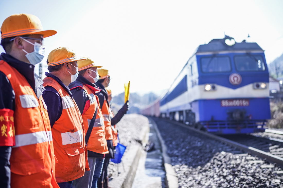 2月7日，六盤水工電段綜合維修車間職工列隊等候列車通過。