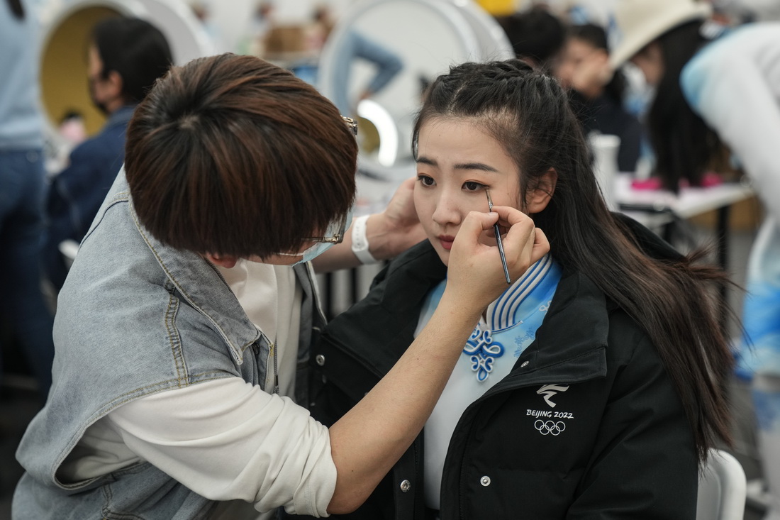 在國家體育場（鳥巢）候場間，引導員們在化妝（1月27日攝）。新華社記者 彭子洋 攝