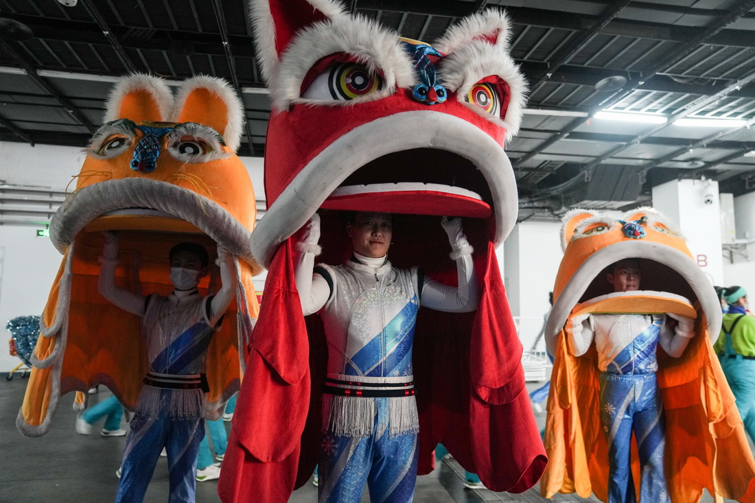 在國家體育場（鳥巢）彩排現場，舞獅的演員在候場（1月27日攝）。新華社記者 彭子洋 攝
