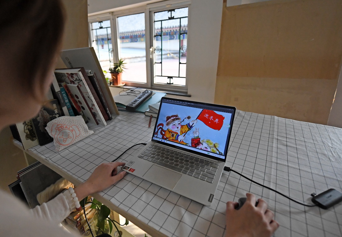 2月10日，天津楊柳青畫社的青年傳承人團隊利用電腦制作冬奧主題年畫初稿。新華社記者 趙子碩 攝