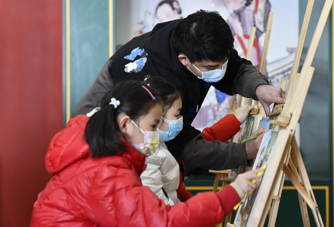 小朋友們在天津楊柳青畫社開設的青少年冬奧彩繪興趣活動班上體驗非遺技藝（2月8日攝）。新華社記者 趙子碩 攝