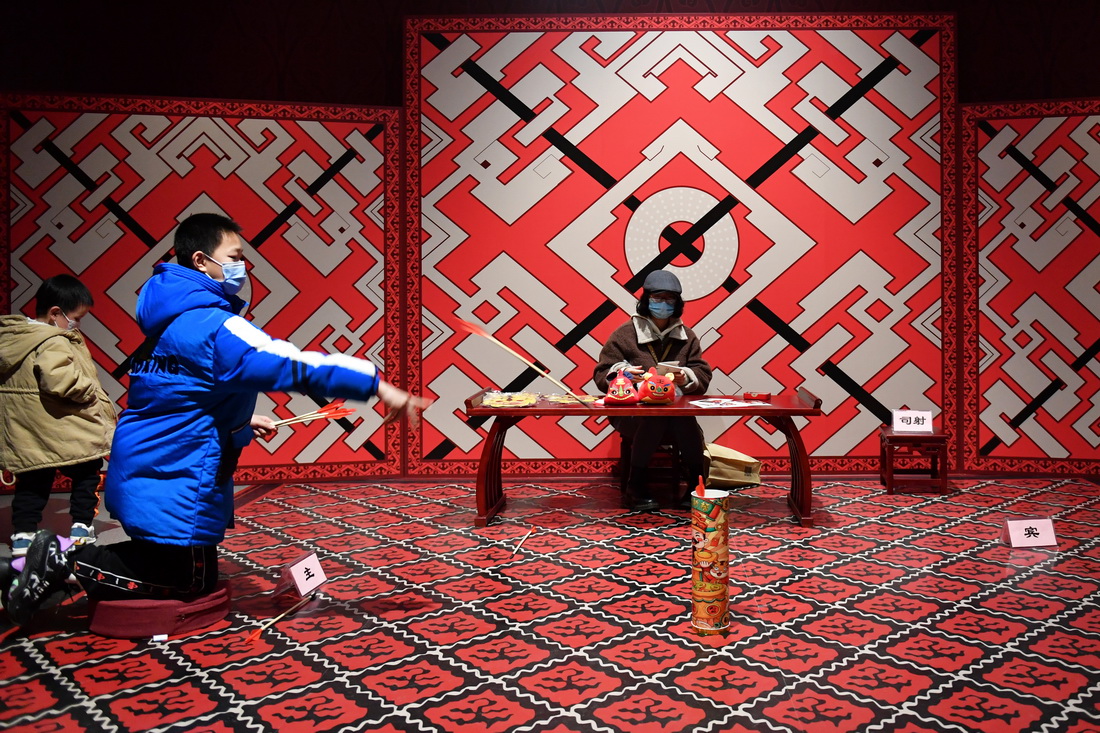 2月10日，小朋友們在長沙博物館體驗投壺。