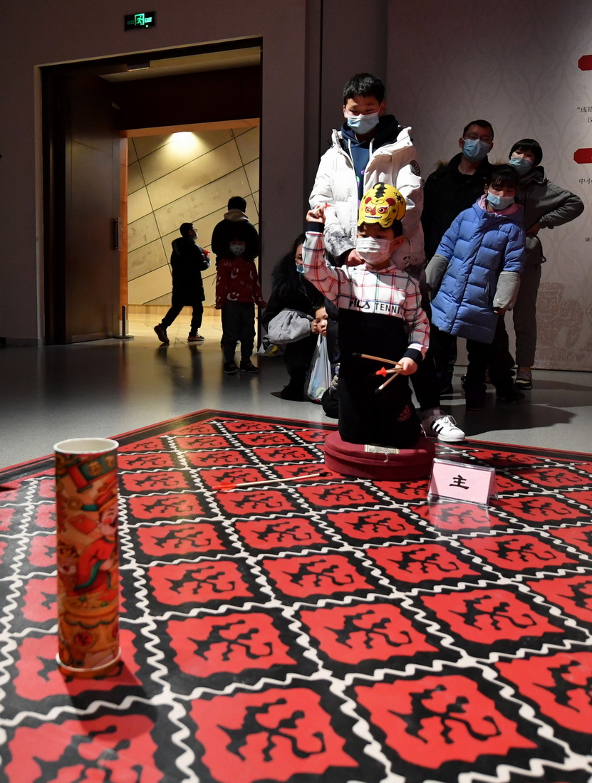 2月10日，小朋友們在長沙博物館體驗投壺。