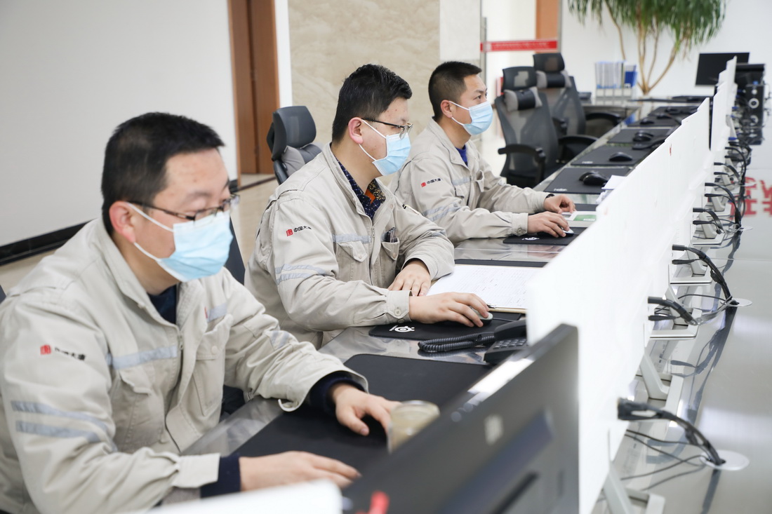 2月11日，在甘肃省陇南市文县，大唐碧口水力发电厂工作人员在集控中心对水电站进行远程监控调度。