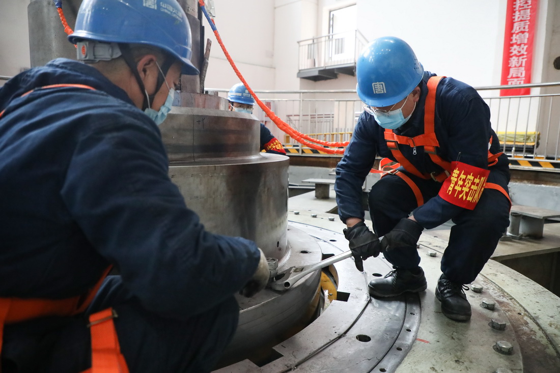 2月12日，在甘肃省陇南市文县，大唐苗家坝水电站工作人员在进行机组检修。