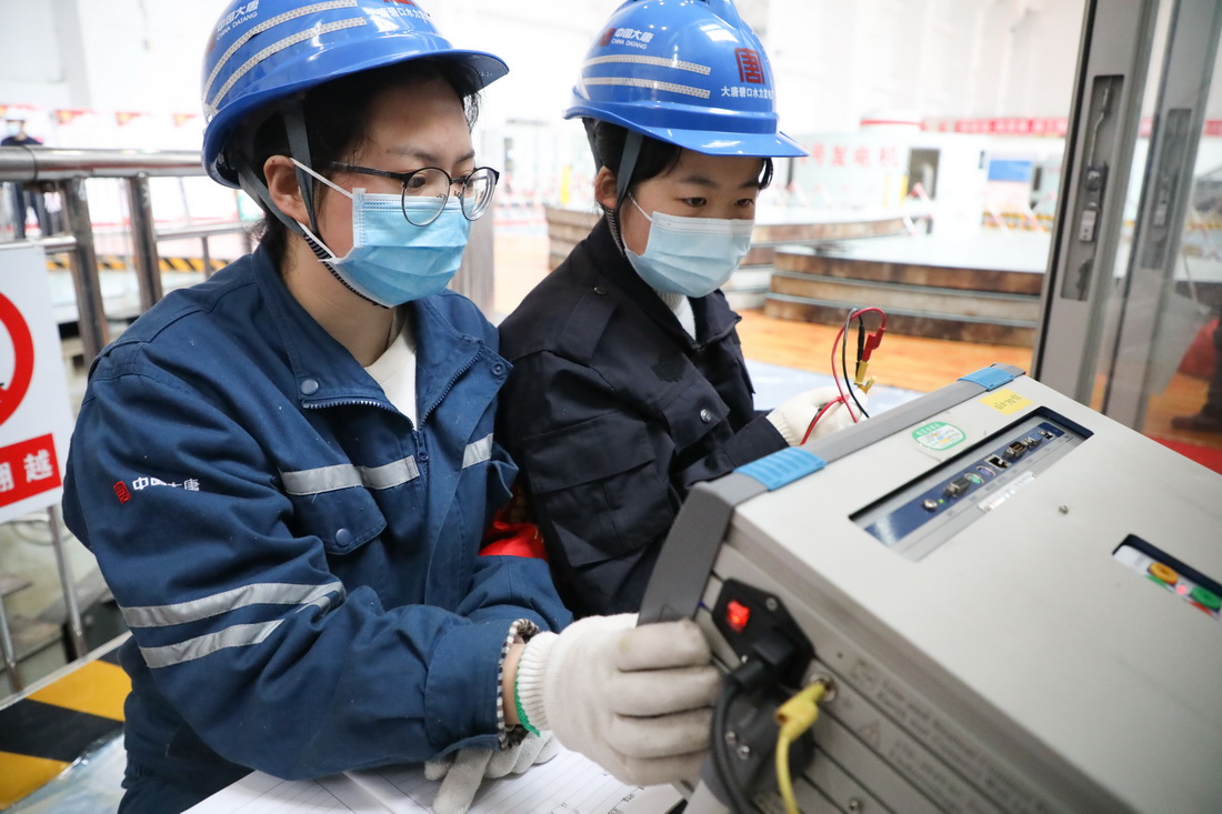 2月12日，在甘肃省陇南市文县，大唐苗家坝水电站工作人员在进行设备检修。