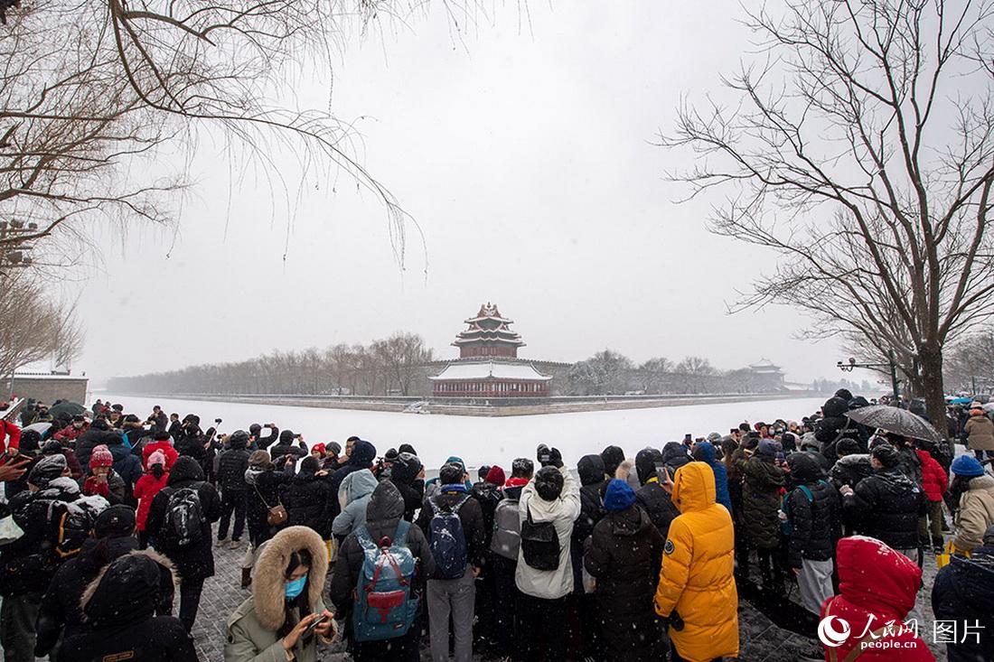 2月13日，雪中的故宫角楼，引来无数市民及游客驻足赏景。人民网记者翁奇羽摄