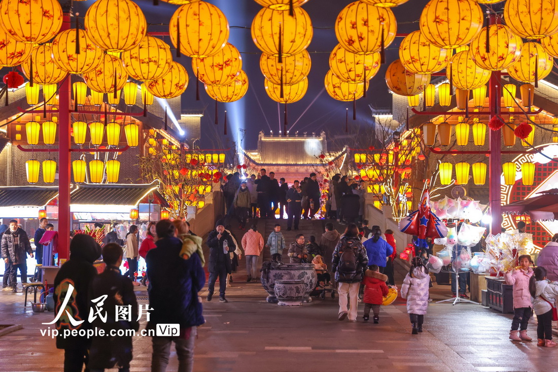 2022年2月13日，在湖北省襄陽市樊城關聖古鎮旅游景區內華燈璀璨。