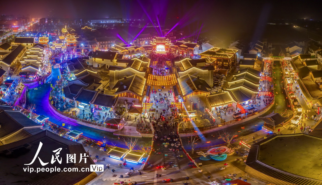 2022年2月13日，在湖北省襄阳市樊城关圣古镇旅游景区内华灯璀璨。